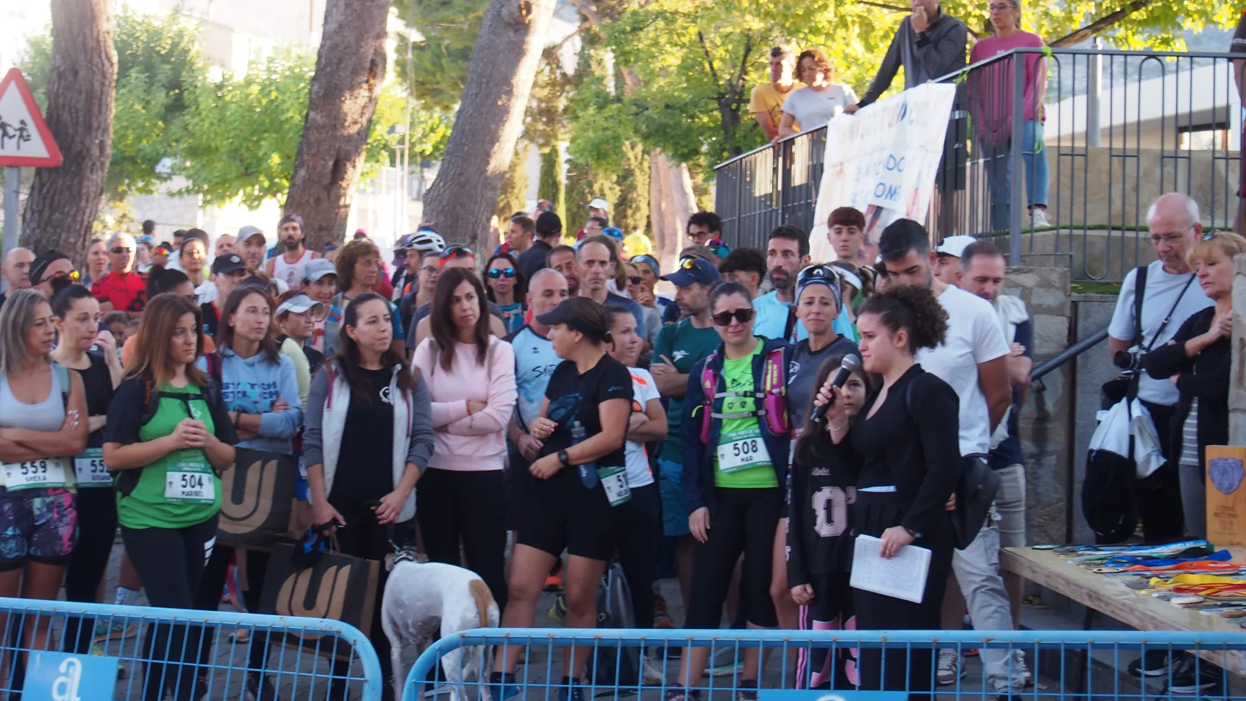 Corredores y vecinos reunidos en la salida del I Memorial Abel Pérez en 2025