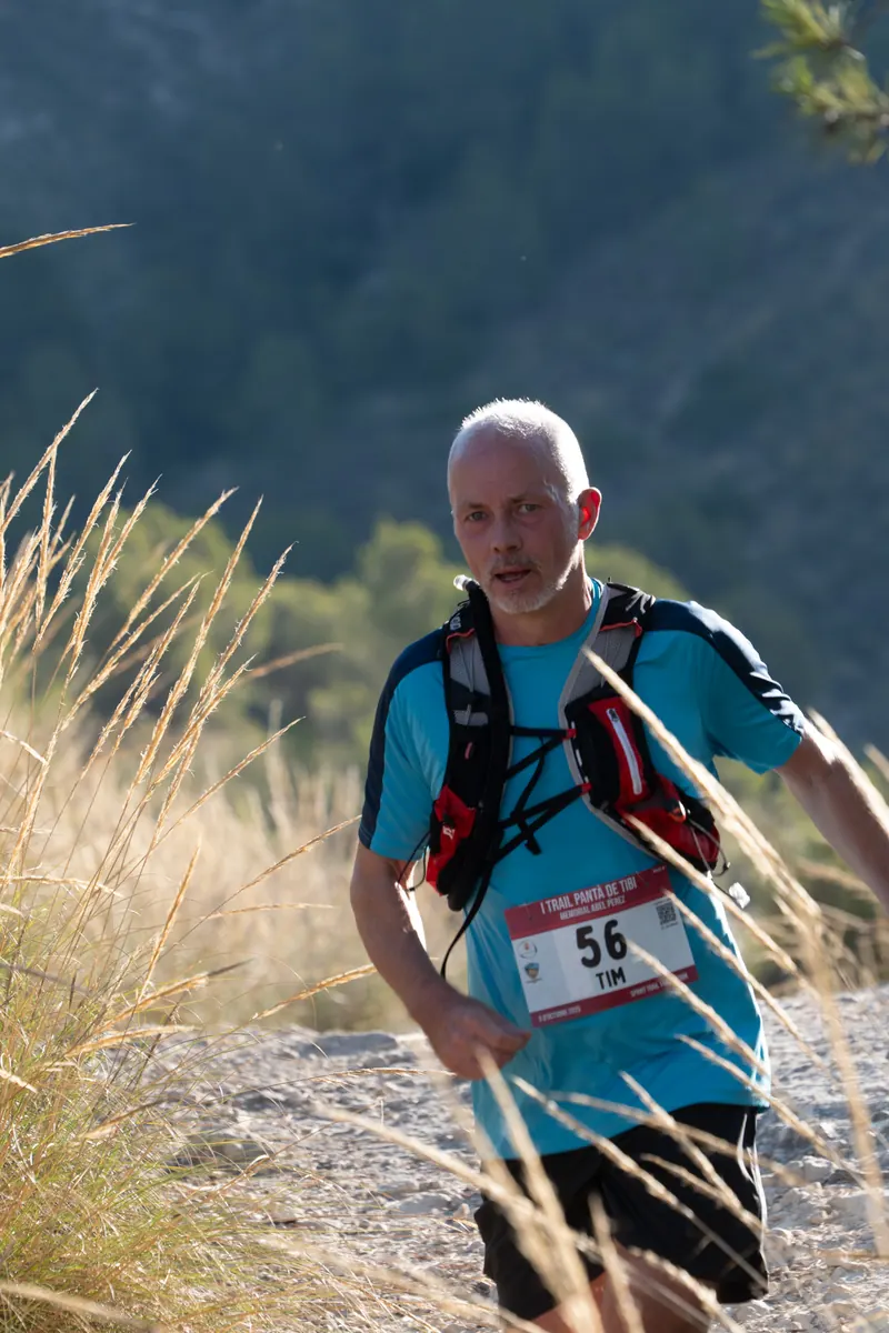 Corredor con dorsal 56 bajando entre esparto en el trail de 2025